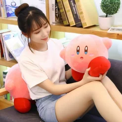Mignonne peluche de Kirby qui marche