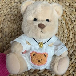 Nino – L’ours en peluche articulé fait main avec combinaison blanche