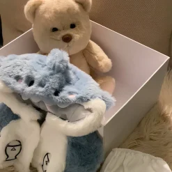 Nino – L’ours en peluche articulé fait main avec son déguisement de requin