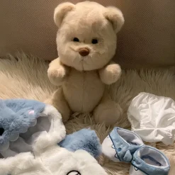 Nino – L’ours en peluche articulé fait main avec son déguisement de requin