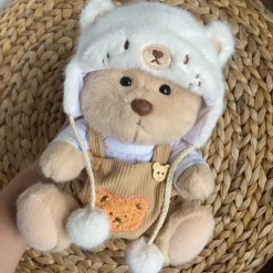 Nino – L’ours en peluche articulé fait main avec pull tricoté et salopette marron