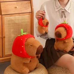 Peluche capybara avec chapeau fraise
