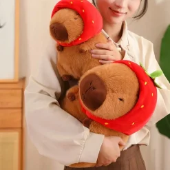 Peluche capybara avec chapeau fraise