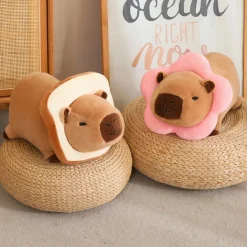 Peluche capybara déguisée style kawaii