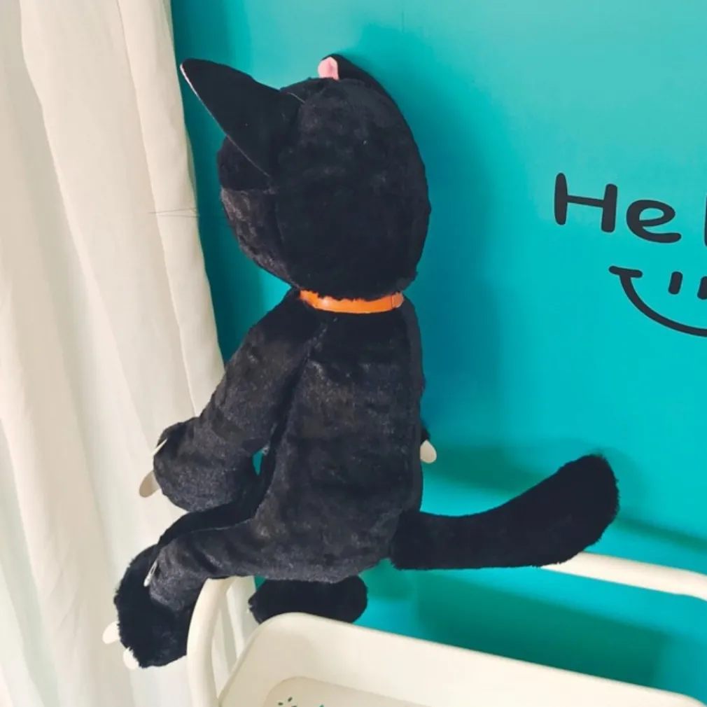 Peluche chat noir mécontent assis