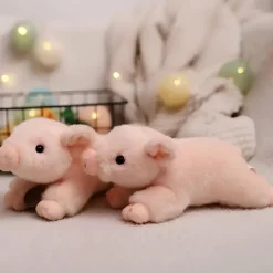 Peluche cochon allongé adorable