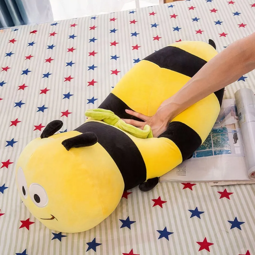 Peluche coussin abeille souriante