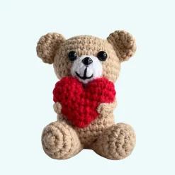 Peluche crochet ours avec un coeur