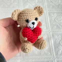 Peluche crochet ours avec un coeur