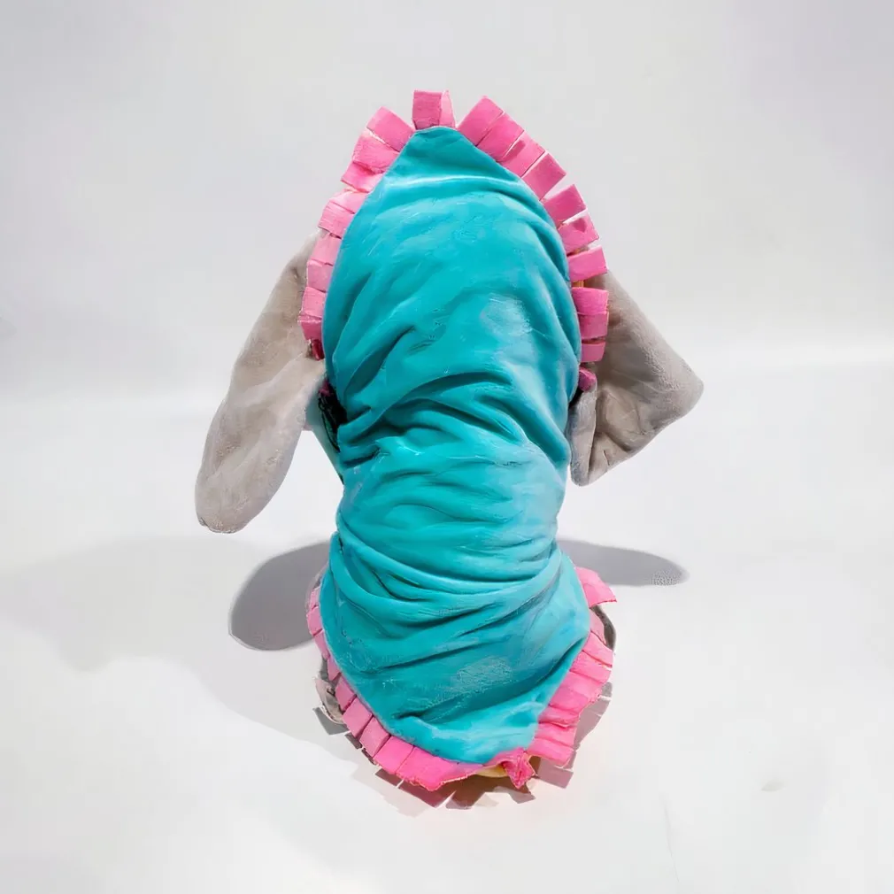 Peluche Dumbo dans sa couverture