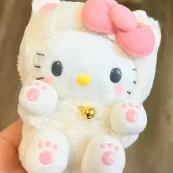 Peluche Hello Kitty avec un déguisement tout mignon