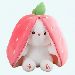 Peluche lapin caché dans une fraise