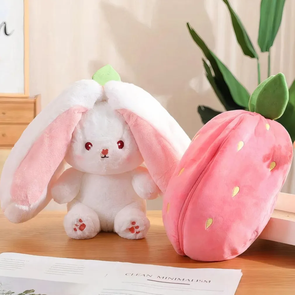 Peluche lapin caché dans une fraise