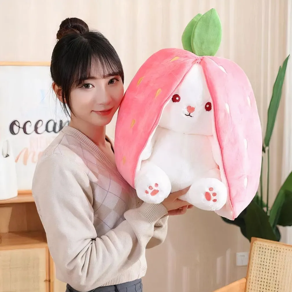 Peluche lapin caché dans une fraise
