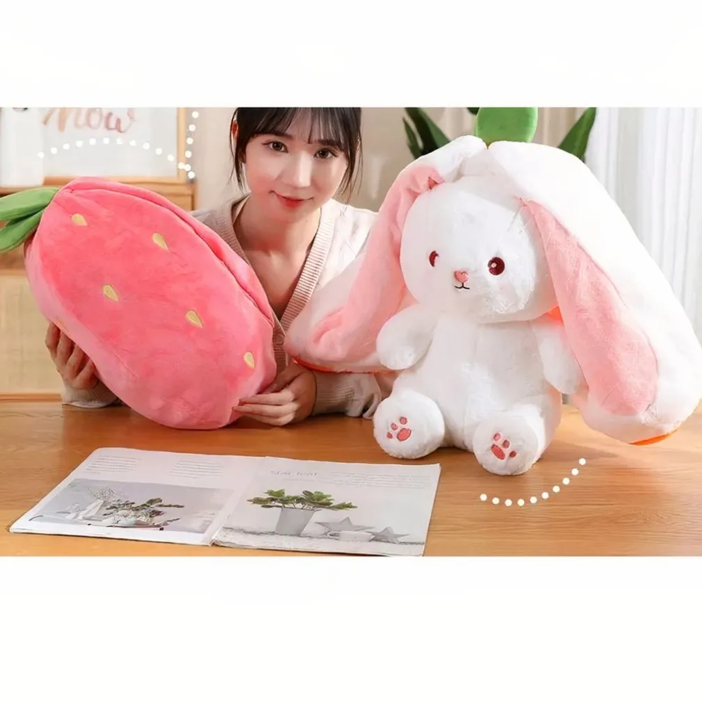 Peluche lapin caché dans une fraise