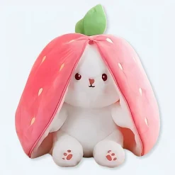 Peluche lapin caché dans une fraise