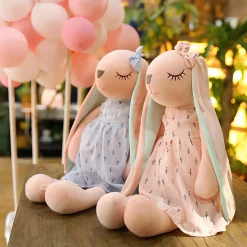 Peluche lapin de Pâques à robe