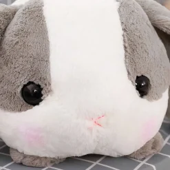 Peluche lapin gris couché