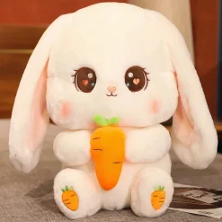 Peluche lapin tenant une carotte