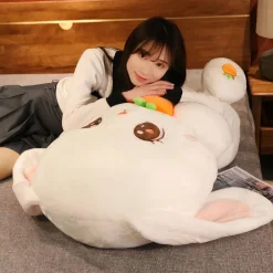 Peluche lapin tenant une carotte