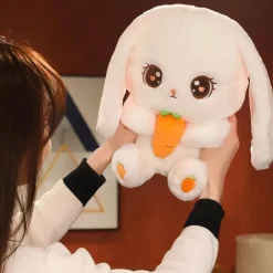 Peluche lapin tenant une carotte