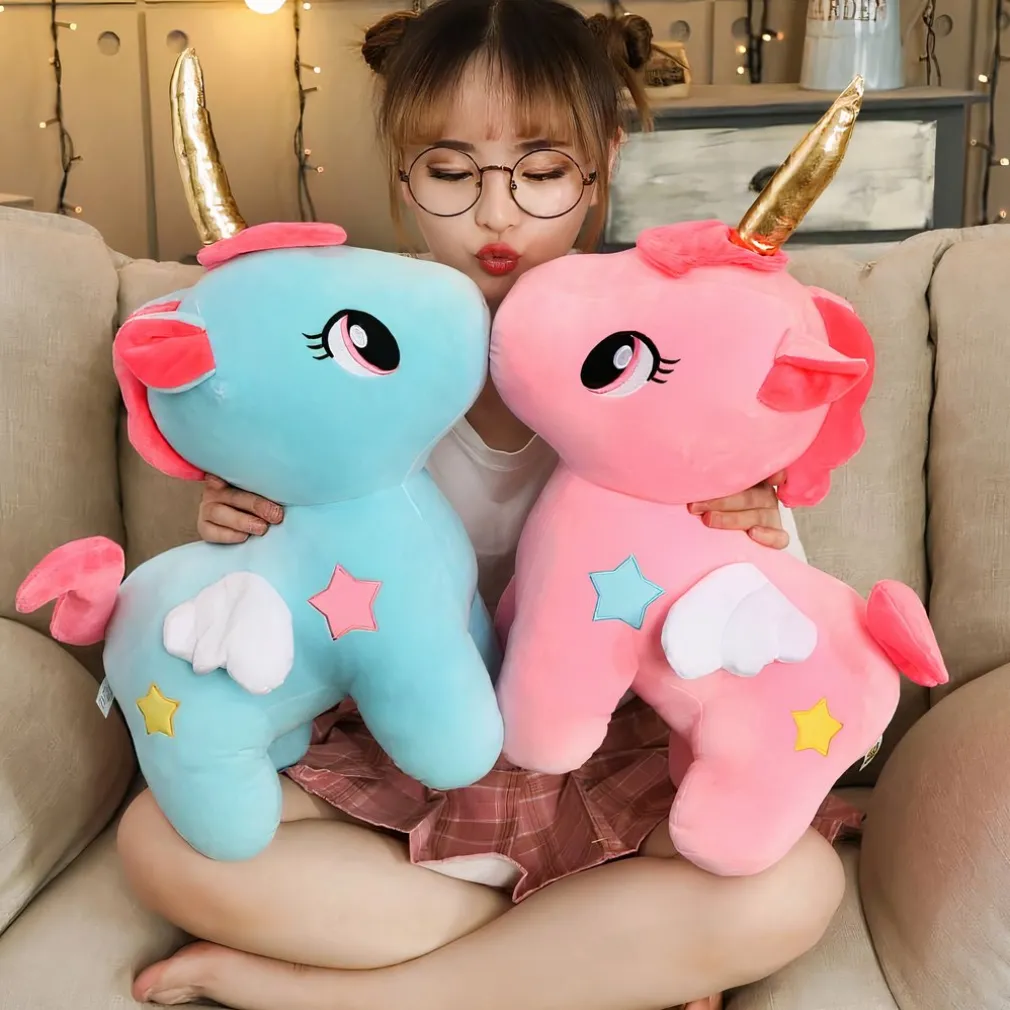 Peluche licorne rose de corne dorée