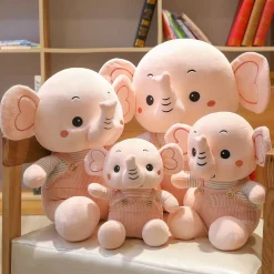 Peluche éléphant en salopette colorée