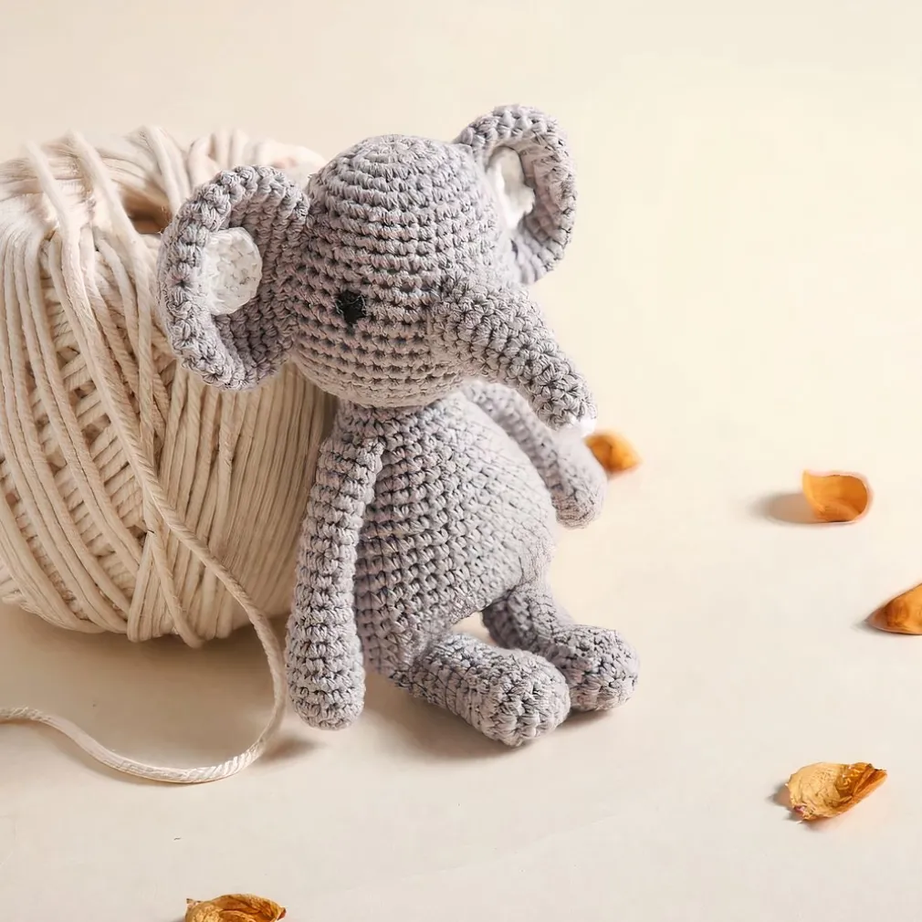 Peluche éléphant hochet en tricot