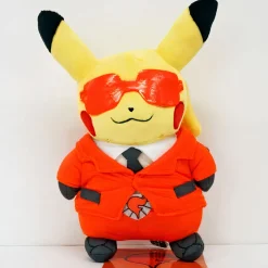Peluche Pikachu avec costume rouge