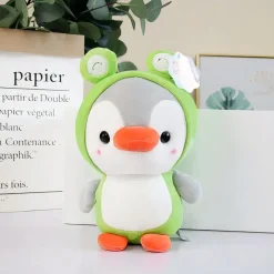 Peluche pingouin déguisé en grenouille