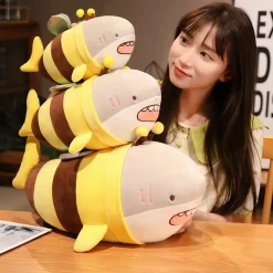 Peluche requin déguisée en abeille