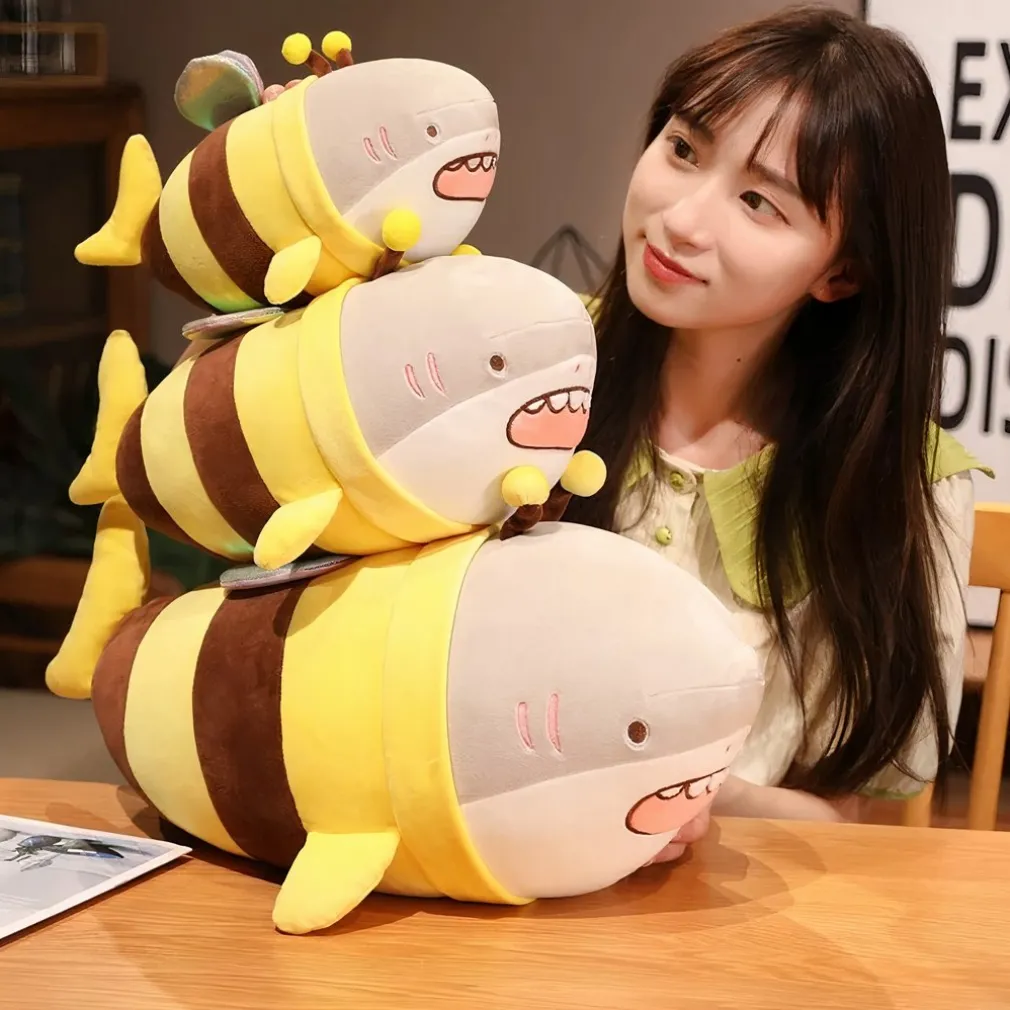 Peluche requin déguisée en abeille