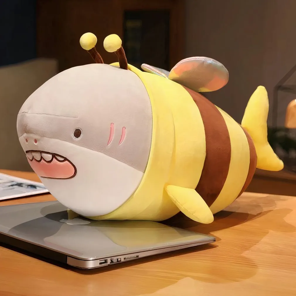 Peluche requin déguisée en abeille