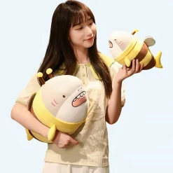 Peluche requin déguisée en abeille