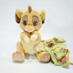 Peluche Simba dans une petite couverture