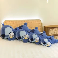 Peluche Stitch allongée avec son canard