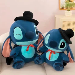 Peluche Stitch avec cape et chapeau melon