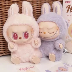 Peluche style Labubu position assise