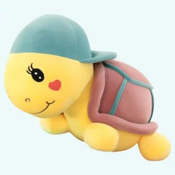 Peluche tortue violette à casquette