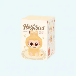 Peluche type Labubu boîte mystère assis