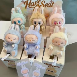 Peluche type Labubu boîte mystère assis