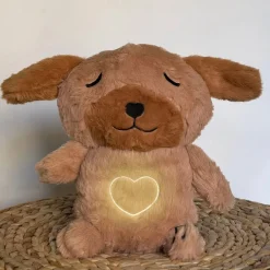 Peluche veilleuse de chien adorable qui respire