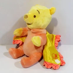Peluche Winnie l’Ourson dans sa couverture
