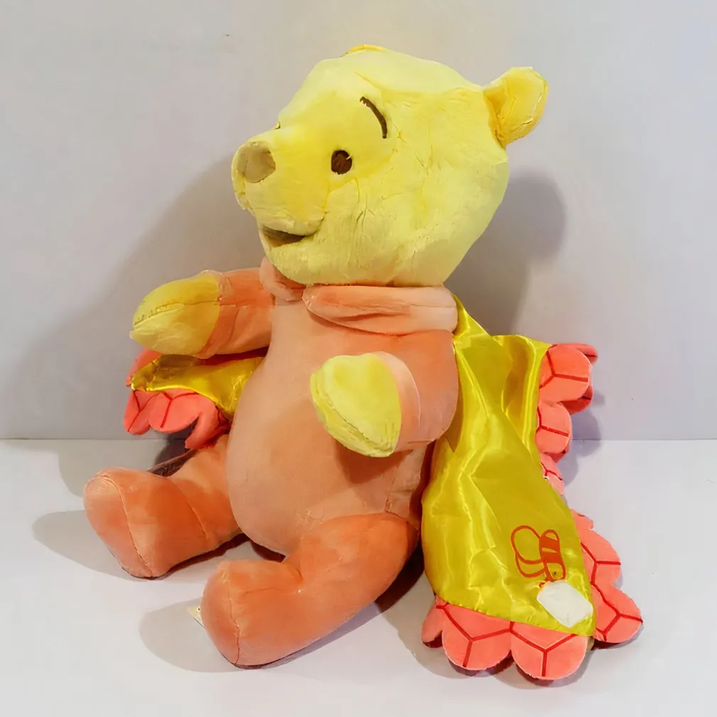 Peluche Winnie l’Ourson dans sa couverture