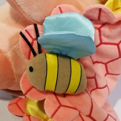 Peluche Winnie l’Ourson dans sa couverture