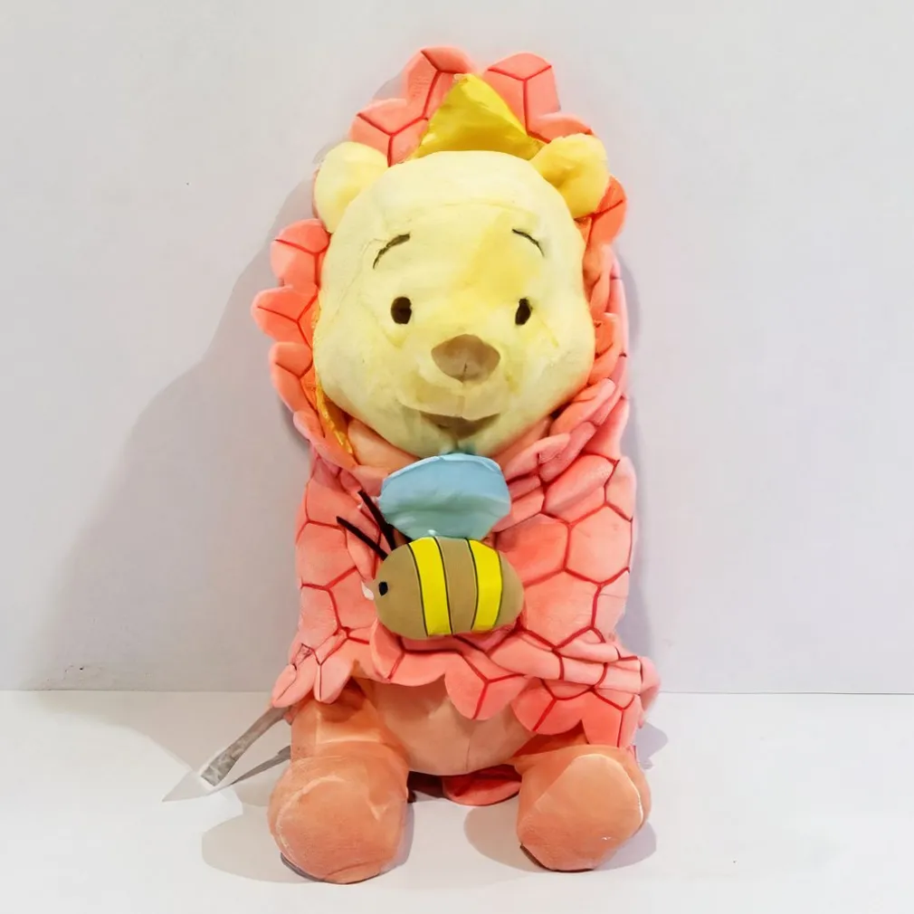 Peluche Winnie l’Ourson dans sa couverture