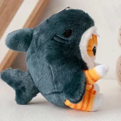 Poupée en peluche petit chat déguisé en requin