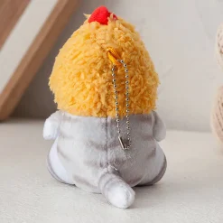 Poupée en peluche petit chat portant une cagoule jaune