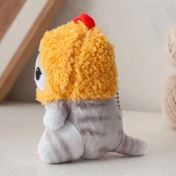 Poupée en peluche petit chat portant une cagoule jaune
